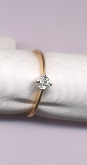 Beautiful 18 Kt Gold  Natural Diamond Ring